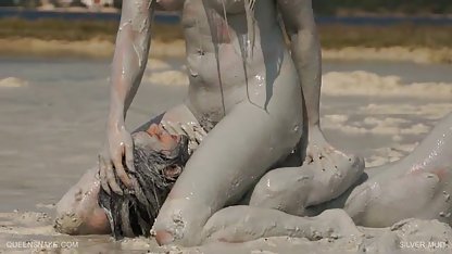 Busty سکس زنان خوش استیل بانوی chafes خود را پایین برده